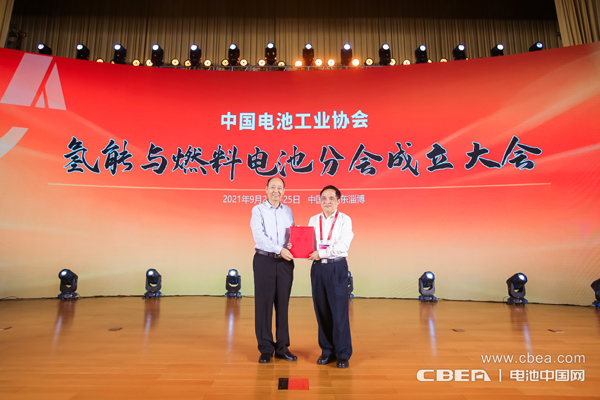 中國(guó)電池工業(yè)協(xié)會(huì)劉寶生理事長(zhǎng)為分會(huì)專家代表頒發(fā)聘書