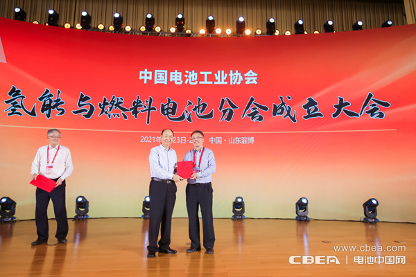 中國(guó)電池工業(yè)協(xié)會(huì)劉寶生理事長(zhǎng)為分會(huì)專家代表頒發(fā)聘書