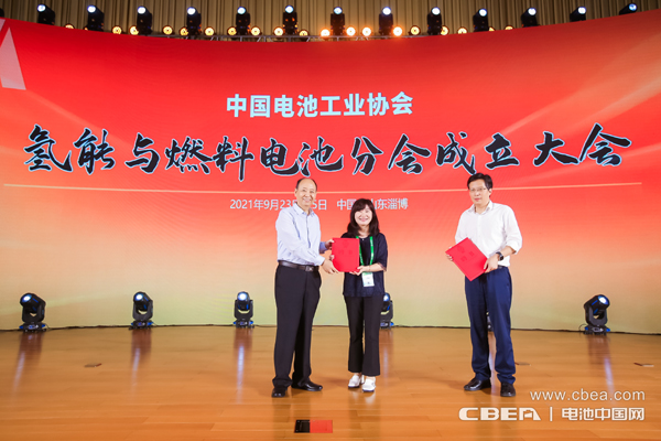 中國(guó)電池工業(yè)協(xié)會(huì)劉寶生理事長(zhǎng)為分會(huì)專家代表頒發(fā)聘書