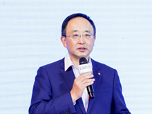 欣旺達(dá)電子股份有限公司副總裁梁銳主持“低碳背景下的動力電池全球化格局”主題論壇