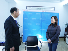 圖為風(fēng)帆股份董事長劉寶生在采訪結(jié)束后和記者交談